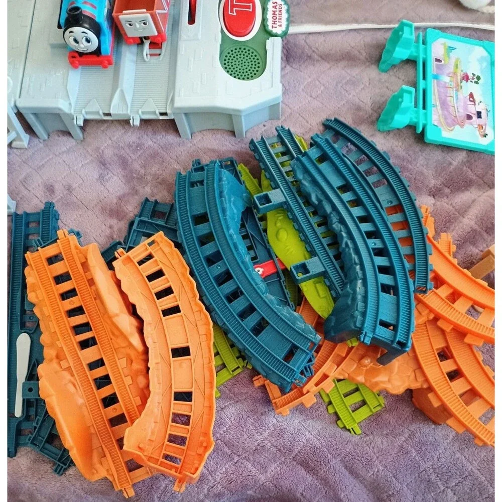 Thomas & Friends Motorized Talking Trains Cargo Crane Set w/ Thomas Engine Track